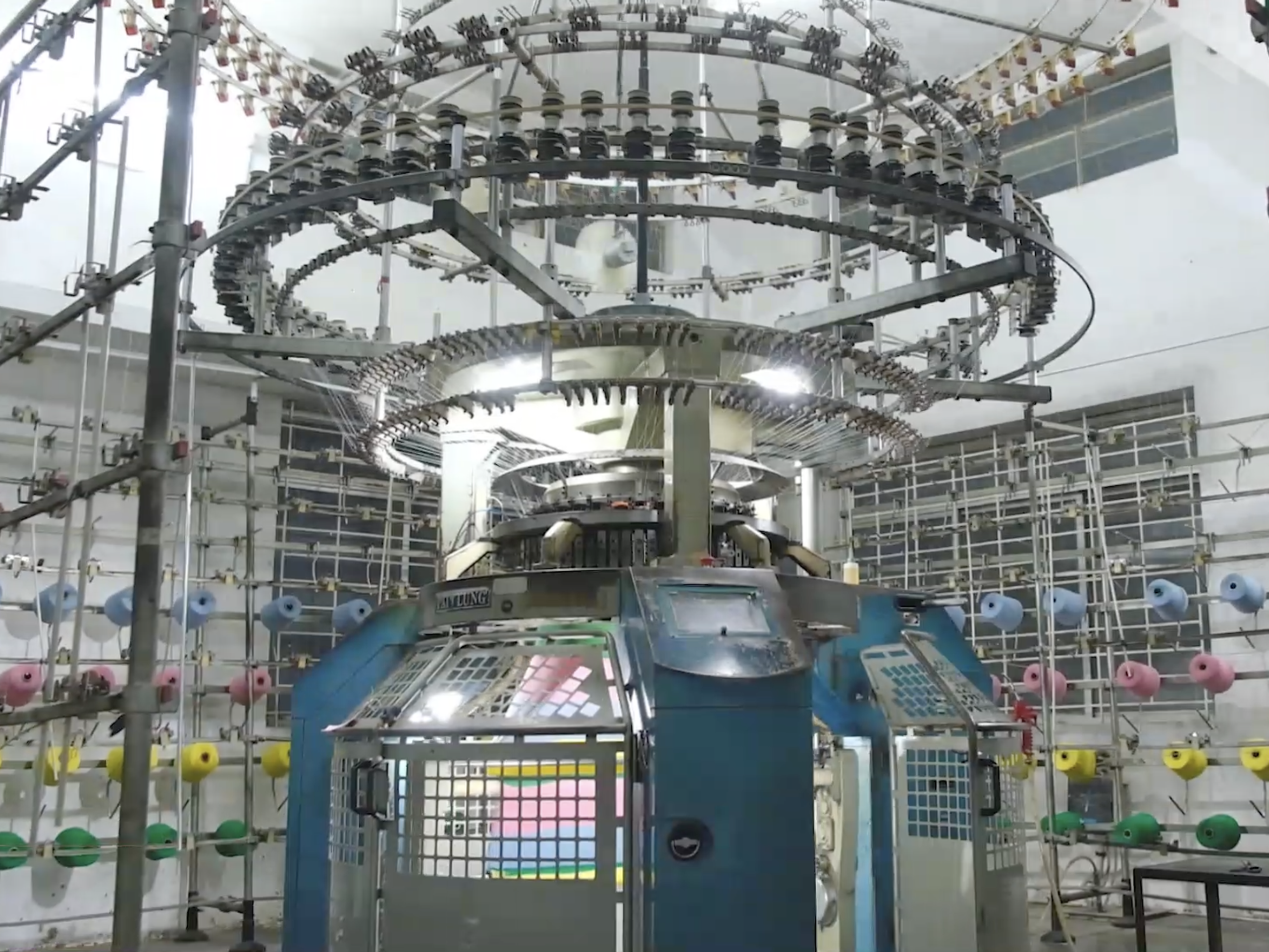 Circular knitting machines